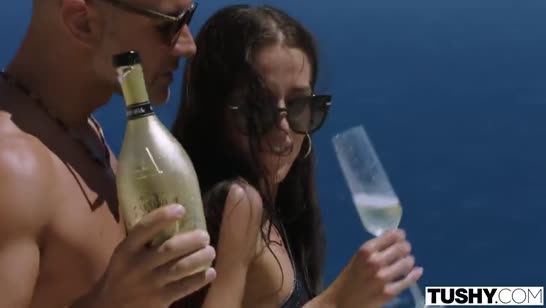 Элегантная брюнеточка нашла себе на отдыхе анального любовника 1