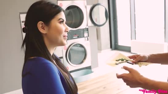 Азиатка в красивом синем наряде повелась на паренька 1