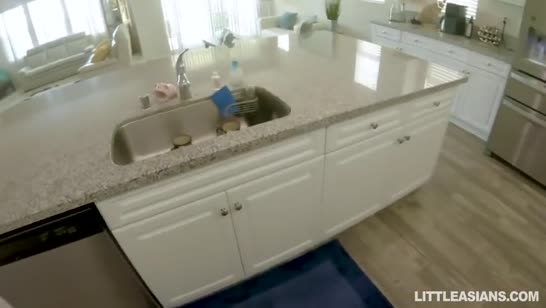 Aryana Amatista старательно делает минет от первого лица