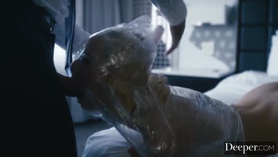 Замотал девушку в пищевую пленку и жестко отодрал