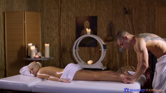 Массажист чувственно трахнул свою пациентку