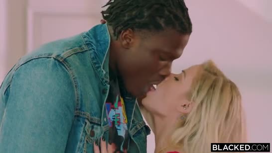 Гламурная блонда выбирает большой черный елдак 1