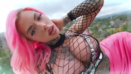 Неформалка в секс наряде выбирает себе негра