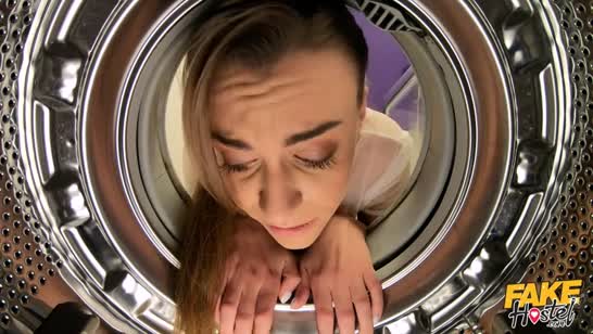 Спортивная телочка застряла раком в стиралке