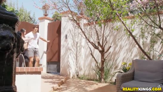 Чувак помог красивой девушке и она его отблагодарила