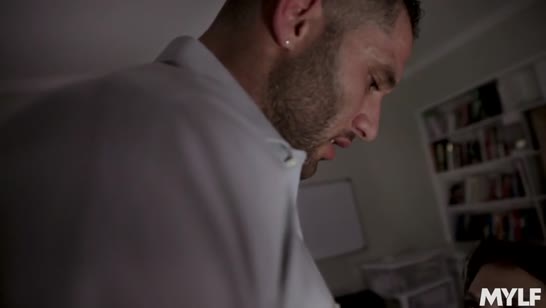 Телка с большими сиськами захотела секса на работе 3