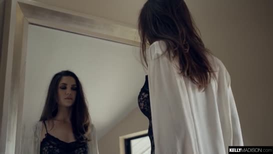 Длинноногая татуированная деваха получает глубокое проникновение