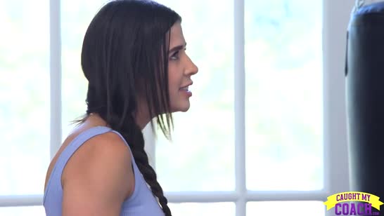 Девушка тренер решила натренить своему подопечному стояк