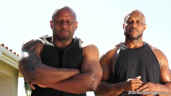 Загорелая мамка Jasmine Jae отдалась в лапы черных качков 1