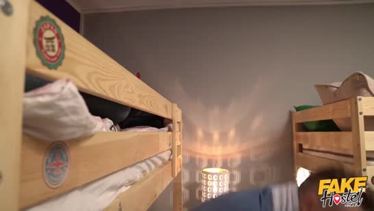 Сосед по хостелу решил присоединиться к сексу парочки 1