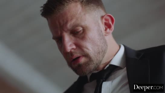 Покорная блондинка трахнулась с кучей мужиков