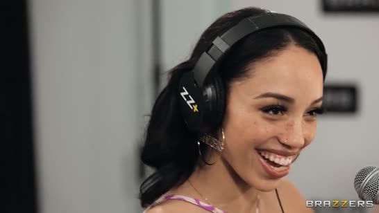 Телки во время эфира вываливают мужикам свои дойки