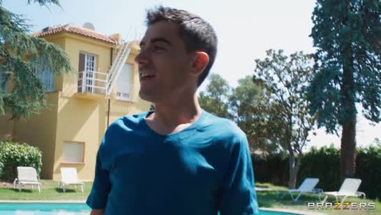 Фитоняшку с большой жопой по очереди прут два мужика