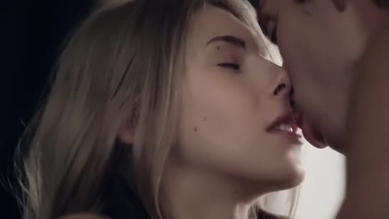 Молоденькая красотка наслаждается нежным сексом с парнем 5