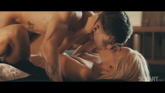 Barbie Brill страстно извивается на члене и ловит кайф 7