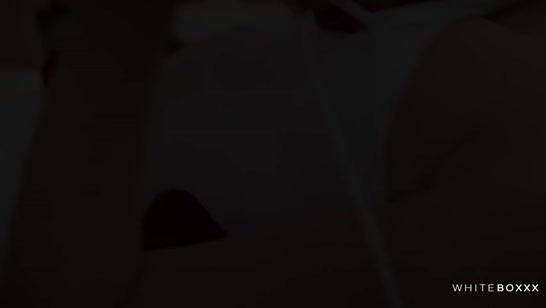 Freya Mayer захотела нежного траха посреди лепестков роз 1