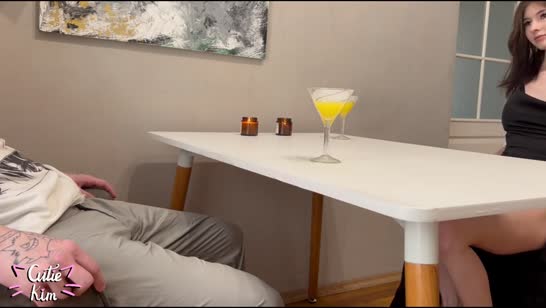После первого коктейля девочка полезла под стол делать минет 1