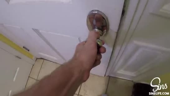 Соседка в секс униформе сразу хватается за член 1