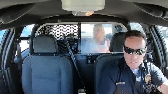 Полицейский трахнул арестованную блондинку 1