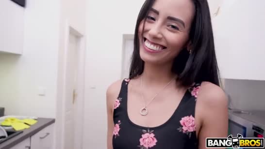 Симпотная уборщица не против дополнительного дохода