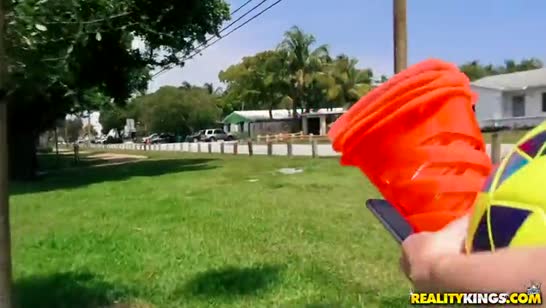 Соблазнительная спортсменка привлекла к себе внимание пикапера