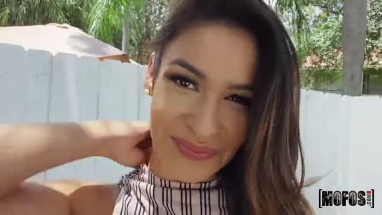 Доступная соседка дала полапать сиськи прямо на улице