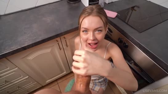 Брат застал полуголую сводную сестру на кухне