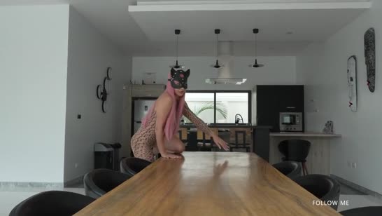 Подруга заводит парня эротичным танцем на столе 1