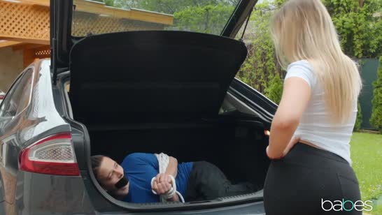 Горячие самочки красиво шпилятся с парнем 1