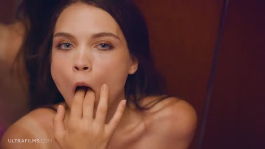 Развратная девка устроила соло порно прямо в лифте 5