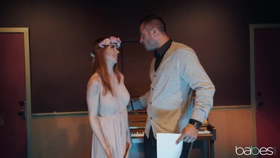 Поставил девочку раком на стуле и смачно отымел