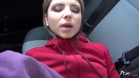 Русская девка приспустила штаны и дала от первого лица