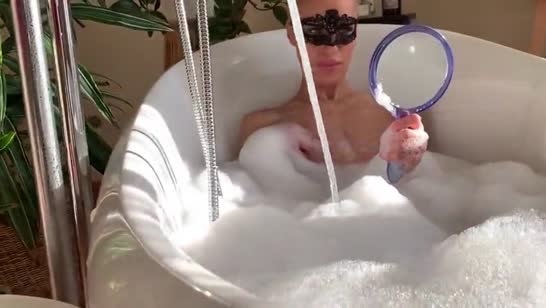 Блондинке просто стало скучно в ванной одной 1