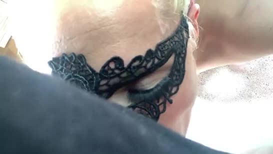 Блондинке просто стало скучно в ванной одной 7