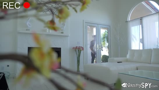 Молодая сучка сама принялась отсасывать елдак