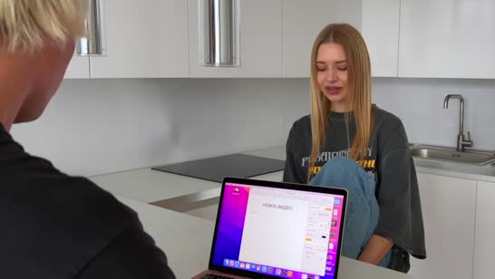 Стройная студенточка знает, как завести парня на секс 1