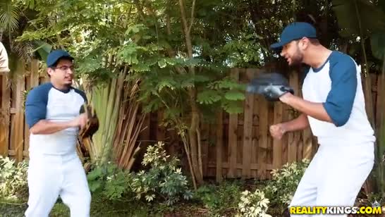 Грудастая негритянка сумела затащить волейболиста к себе домой 1