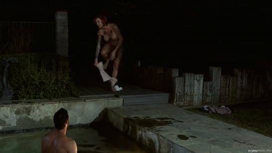 Рыженькая неформалка положила глаз на здоровяка