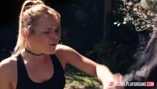 Милфа с большими дойками откровенно флиртует с копом 1