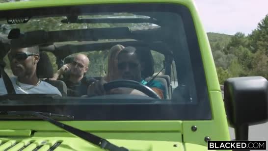 Venera Maxima шпилится с неграми на свежем воздухе 1