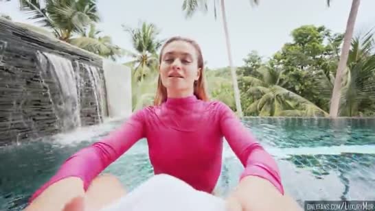 Влажная красотка отсасывает прямо в бассейне 1