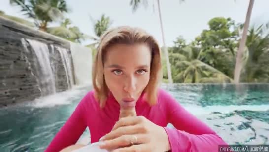 Влажная красотка отсасывает прямо в бассейне