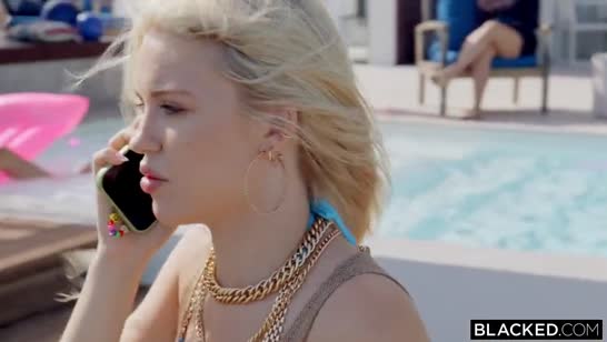 Гламурные туристки устроили групповуху на море с неграми 1