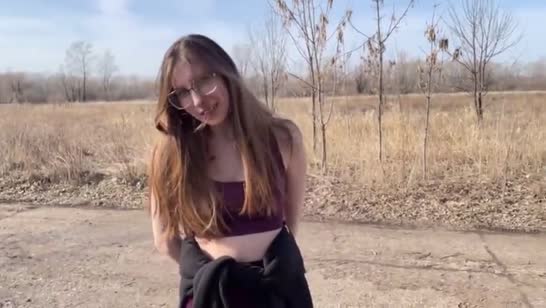 Очкастая спортсменка снимает с парнем трах на природе 1