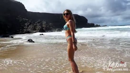 Жопастая девочка круто трахается с парнем на пляже 1