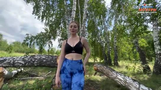 Деваха приехала на природу в слишком откровенных лосинах 3