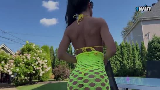 Соска с роскошным телом не против траха во дворе 1