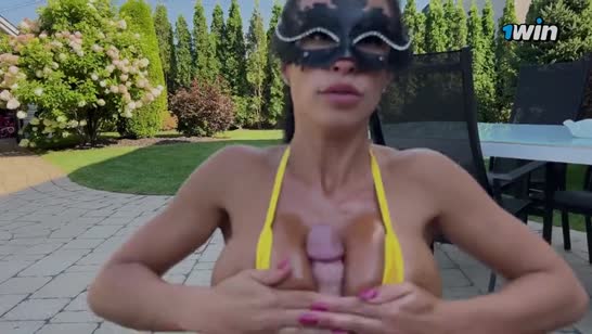 Соска с роскошным телом не против траха во дворе 3