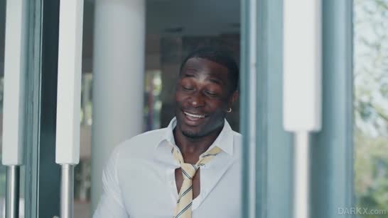 Черный самец классно шпилит милую Anny Aurora в анальчик