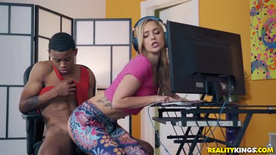 Kali Roses отбила парня у своей подруги